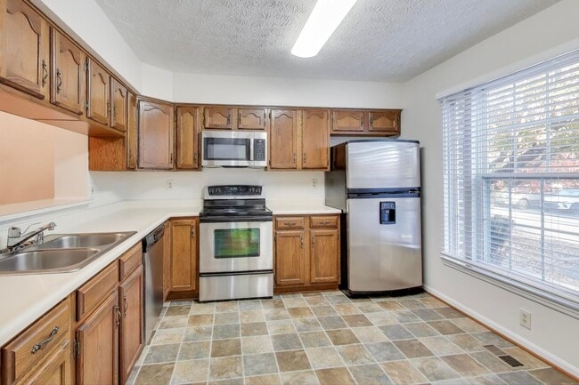 Building Photo - Ellicott City townhome for you!