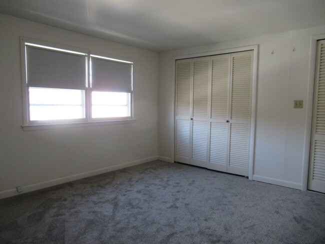 Building Photo - 255 Fairfield Woods Rd