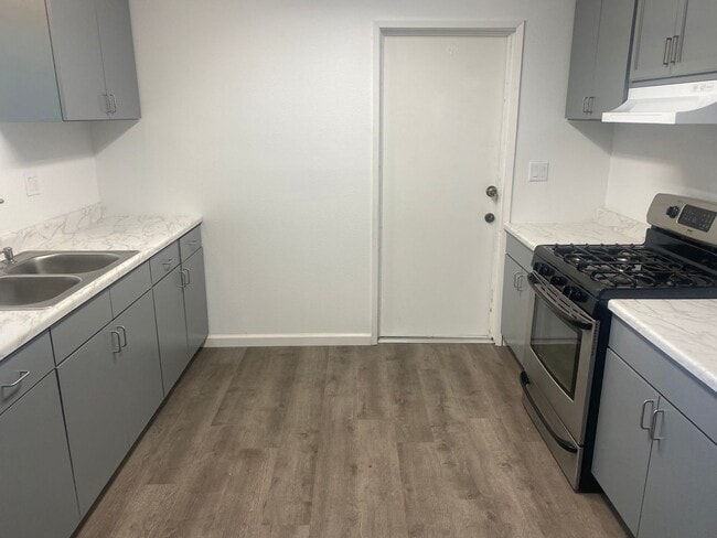 Building Photo - 3 bedroom 2 bathroom in Tulare!