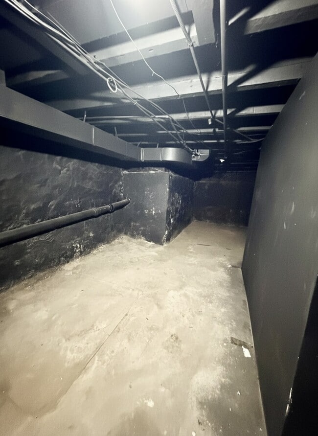 Building Photo - 252 E Cambria St