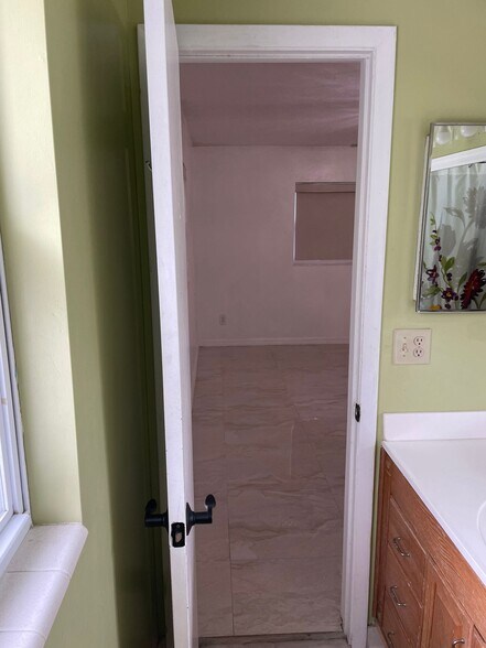 Building Photo - 1704 NW 39th Ter