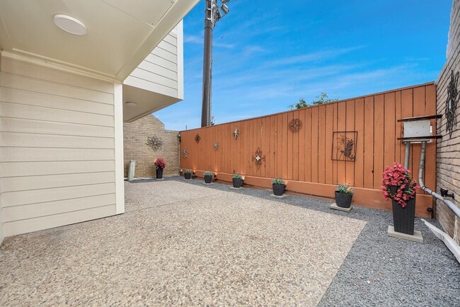 Building Photo - 6306 S Rice Ave