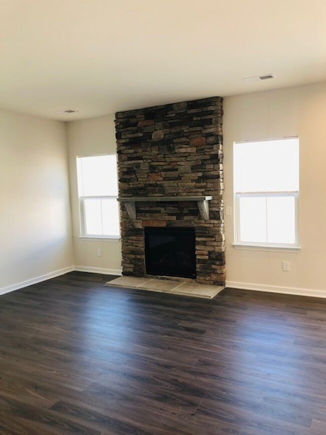 Building Photo - Like New - Single Story Living - 3 Bedroom...