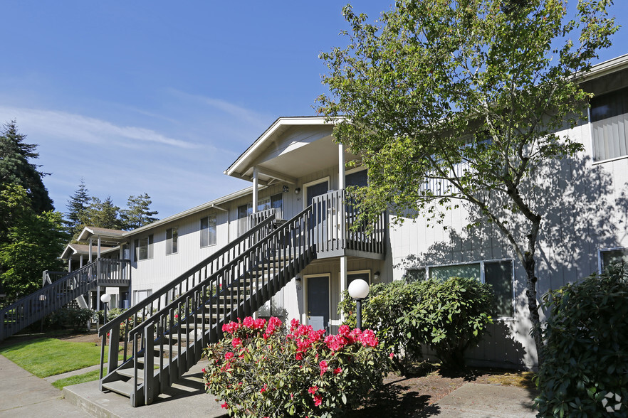 Building Photo - Grand Oaks Apartments