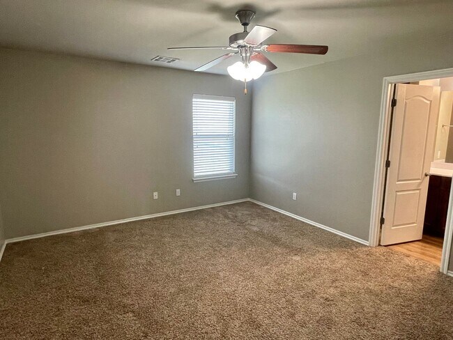 Building Photo - Beautiful 4 bed Bedroom Home in Mustang Sc...