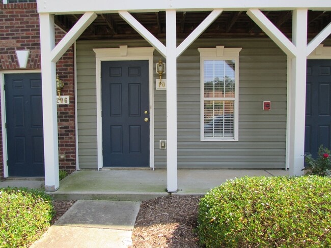 Building Photo - Bright 1 Bed/1 Bath Condo - Main Level - O...