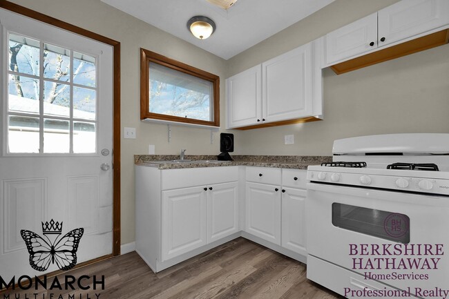 Building Photo - 3 Bedroom Remodeled Home