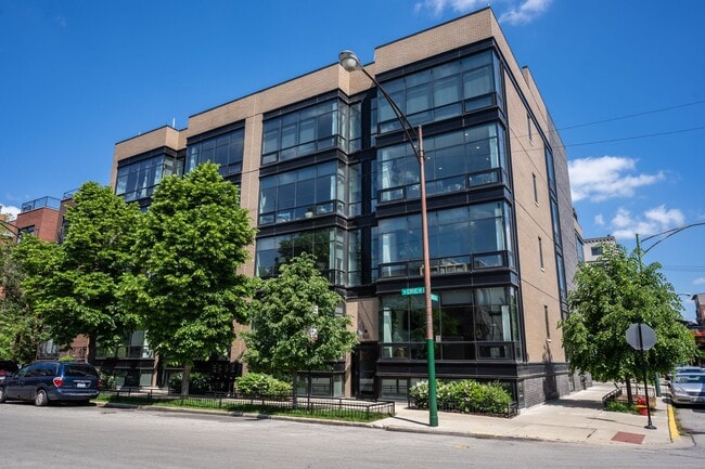 Building Photo - 650 N Green St