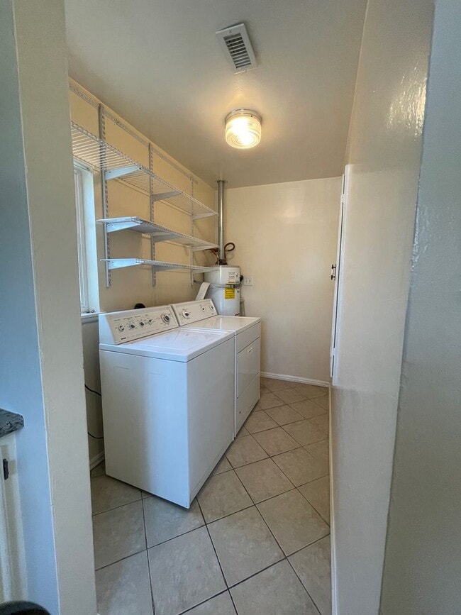 Building Photo - Charming 3 bedroom pool home