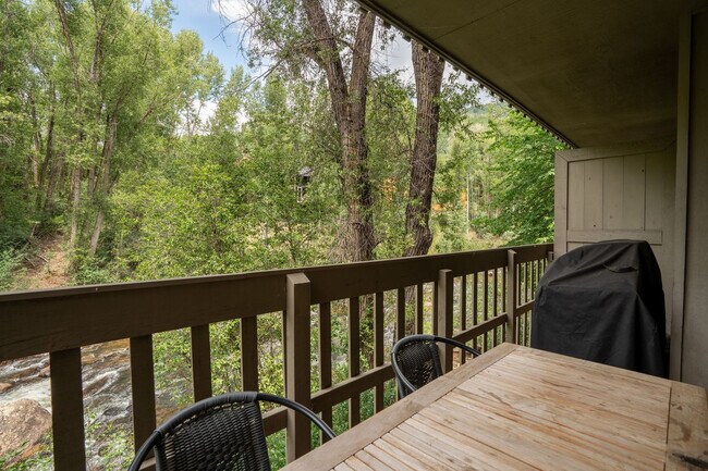 Building Photo - 1024 E Hopkins Ave