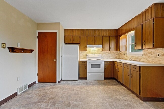 Building Photo - Coming Soon - 2 Bedrooms 1 bath - Dallasto...