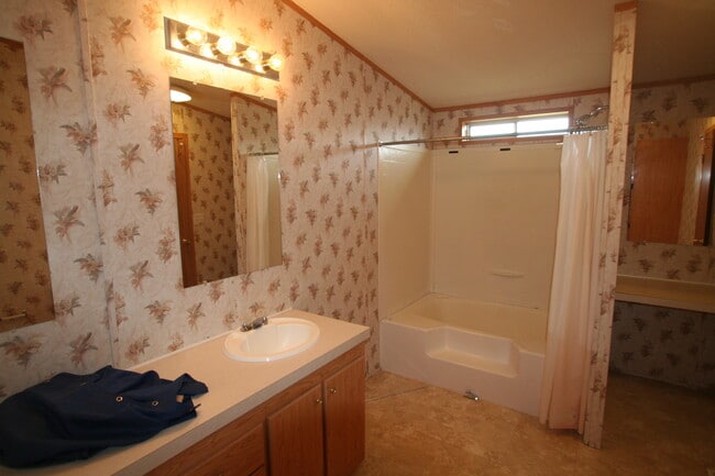 Building Photo - 3 Bedroom Modular Home in Babcock Vista!