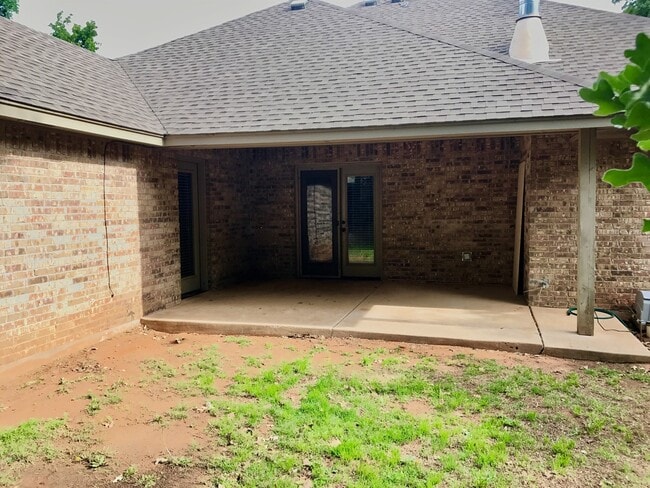 Building Photo - 3 bd/2 ba on Half acre - Edmond Schools