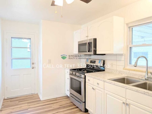Building Photo - 1150 Valleyview Ave SW