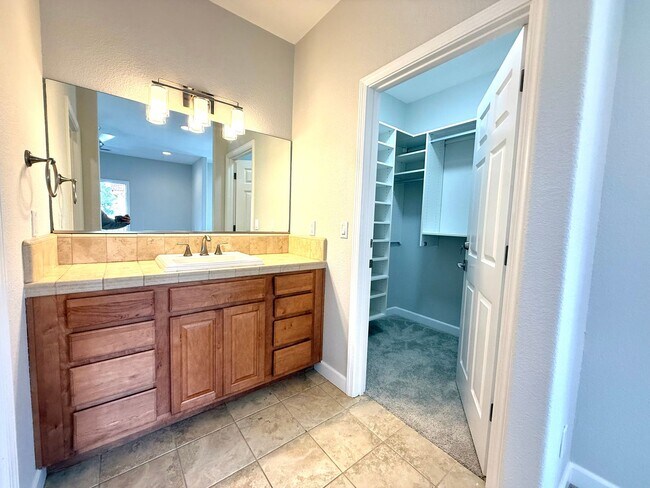 Building Photo - Beautifully Maintained 3Bd/2.5Ba Near Capitola Mall!