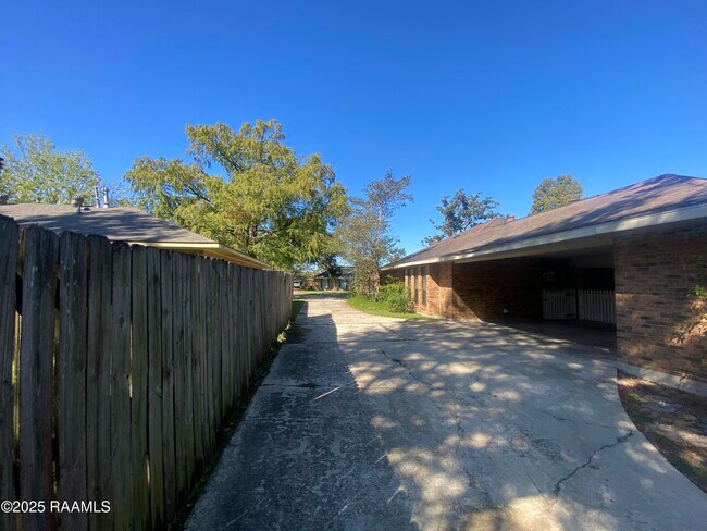 Building Photo - 2437 Bernwood Dr
