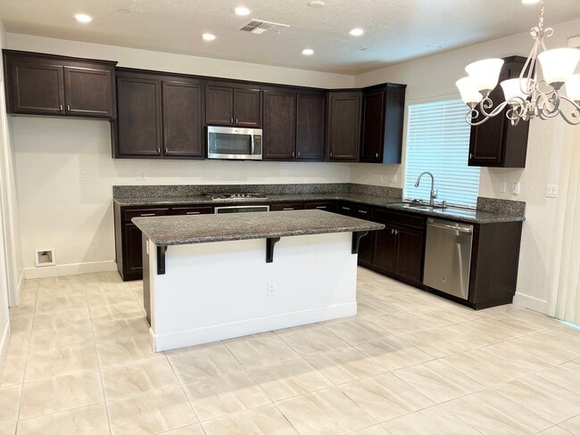 Building Photo - 3 Bedroom / 2.5 Bath In Tanglewood Gated Community