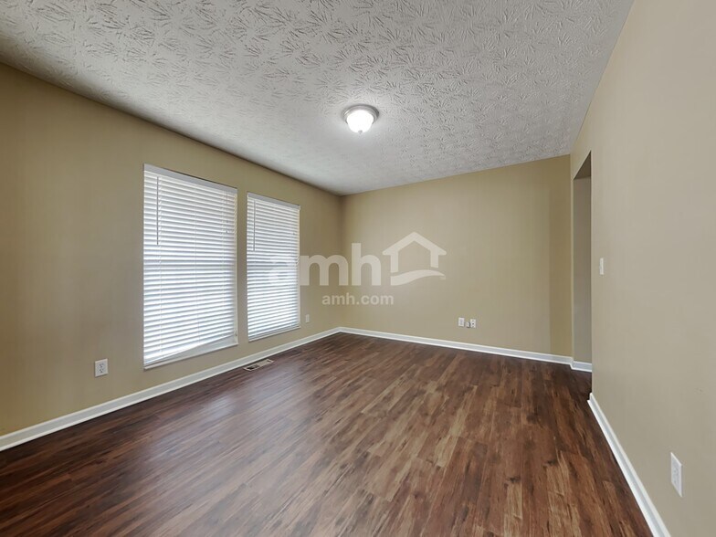 Building Photo - 5263 Summerset Dr