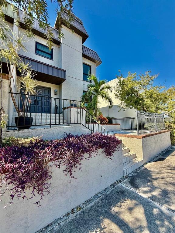 Building Photo - 162 E Davis Blvd