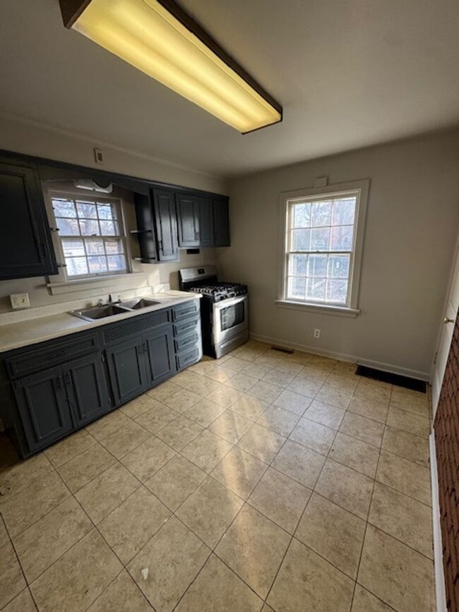 Building Photo - 1115 Milton St