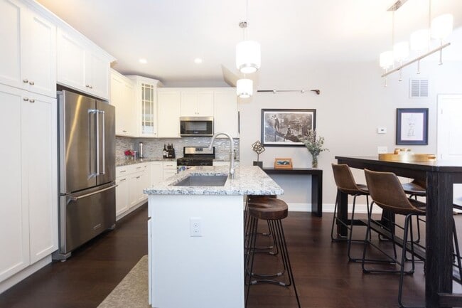 Building Photo - 609 Lakeview Ct