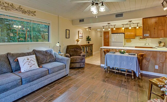 Building Photo - 1081 Cove Rd