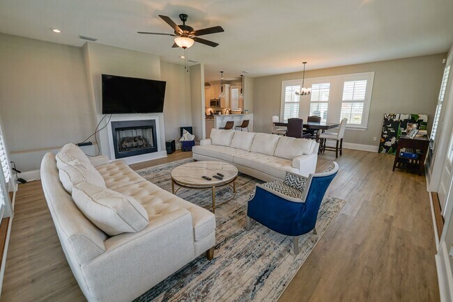 Building Photo - Available end of January in beautiful Summ...