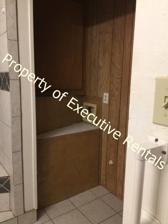 Building Photo - 2324 E Idaho Ave