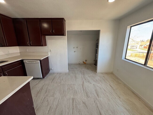 Building Photo - Cozy 2-Bedroom Unit with Fireplace and Utilities Included in Lancaster!