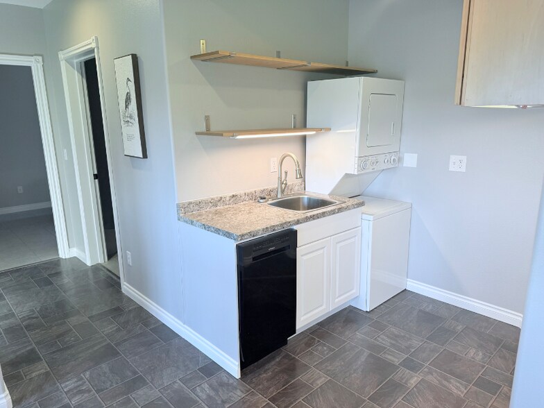 Building Photo - 7500 E Ashmore Ave