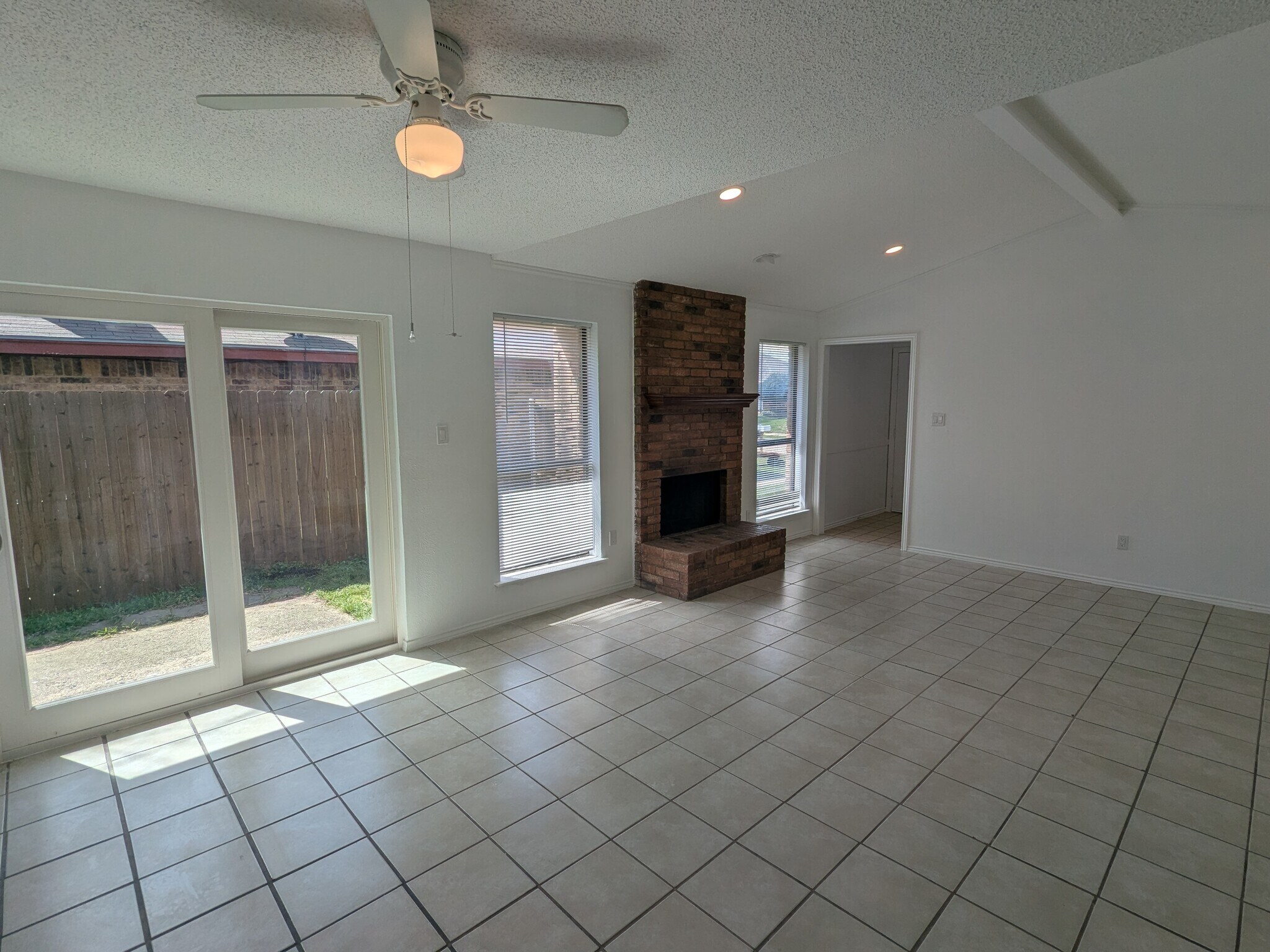 Building Photo - 2410 Cordoba Dr