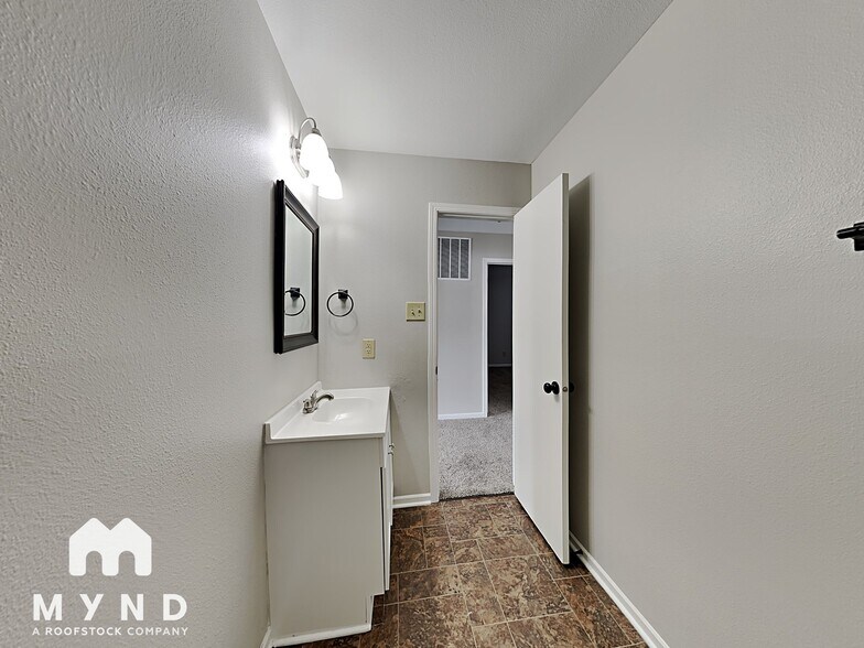 Building Photo - 747 Sedgewick Ln