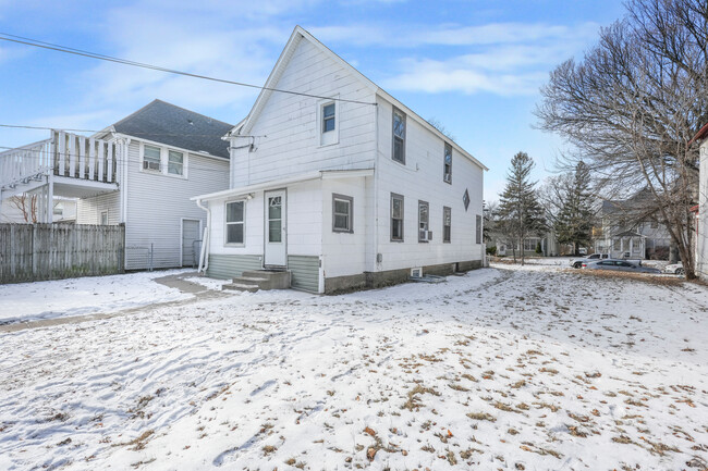 Building Photo - 2627 Quincy St NE