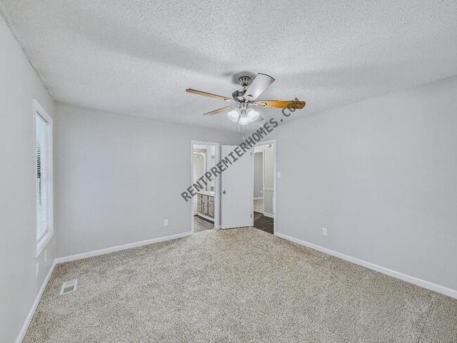 Building Photo - 303 May St