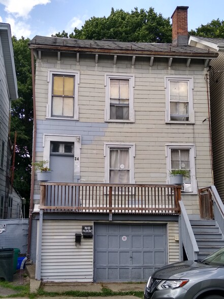 2 -3-bedroom 2nd floor apartment - 34 Gifford Ave