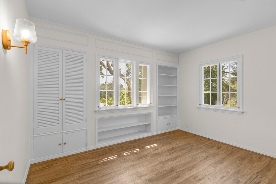 Building Photo - 2151 N Altadena Dr