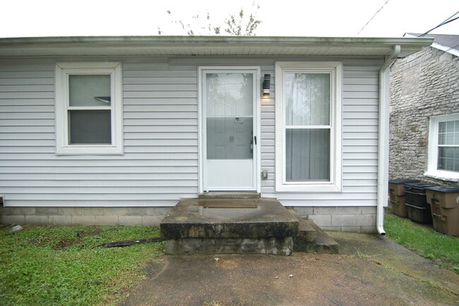 Building Photo - 1 Bedroom Renovated Duplex Unit - Great Location, Backyard