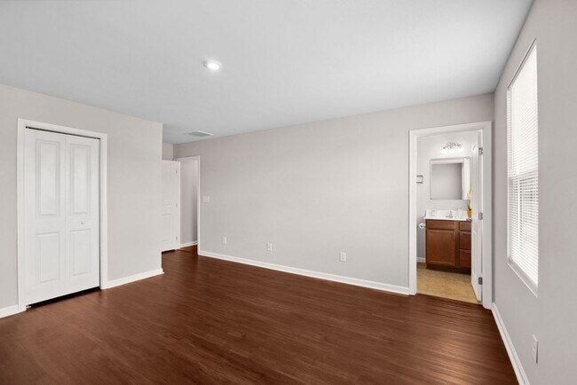 Building Photo - ?Beautifully F?resh Painted Carpetless 4-B...