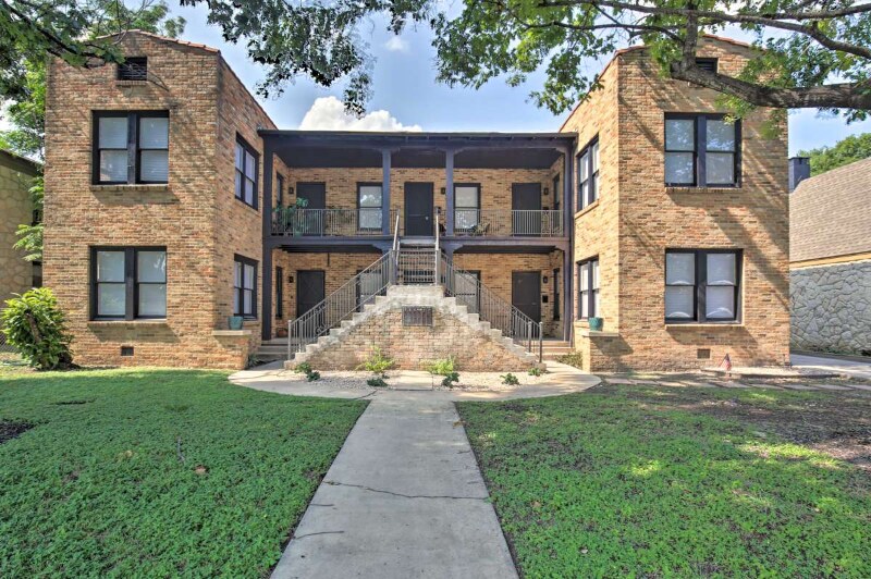 Building Photo - 209 E Rosewood Ave