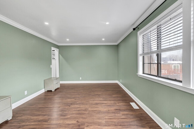 Building Photo - 202 Soundview Ave