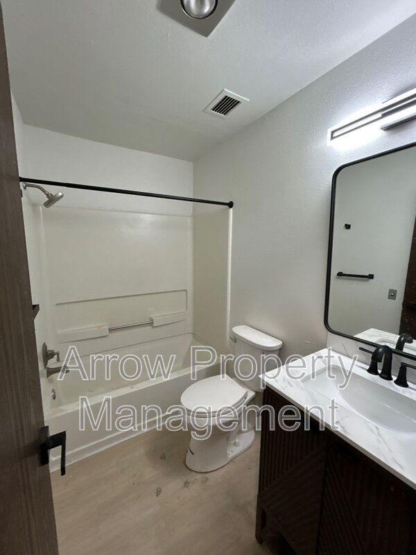 Building Photo - 215 E Arbor Ave