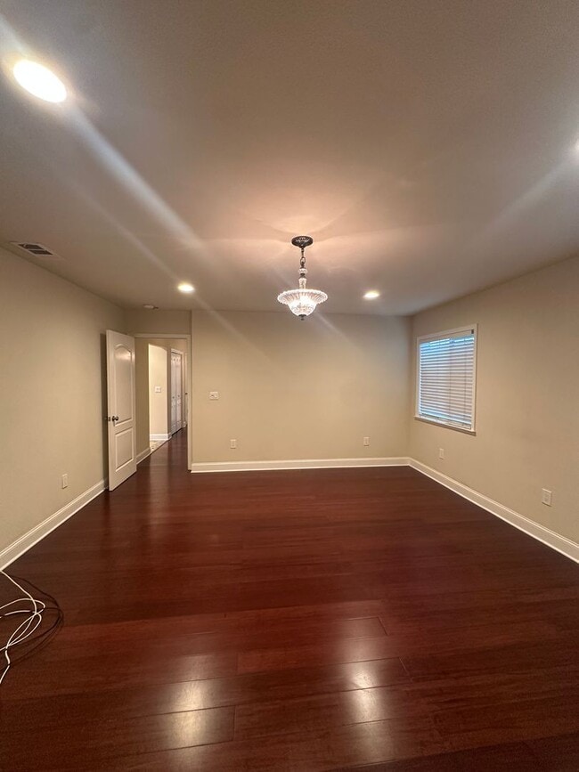 Building Photo - Gorgeous, 3 bedroom, 2.5 bath home, ready for move in