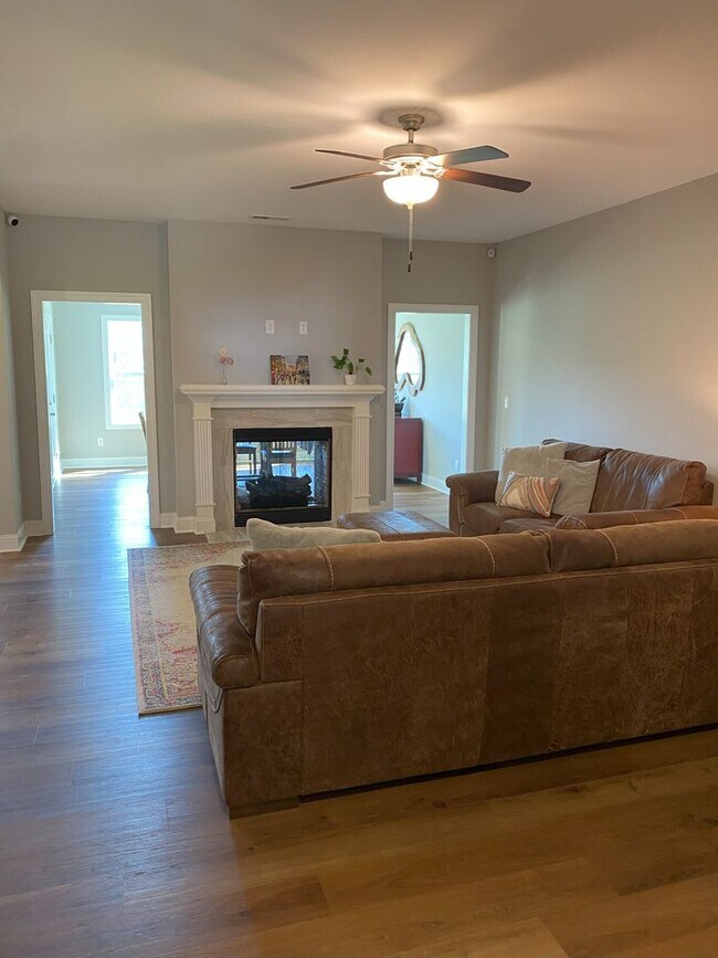 Building Photo - 3 Bed/3 Bath with 2 Bonus Rooms!!!
