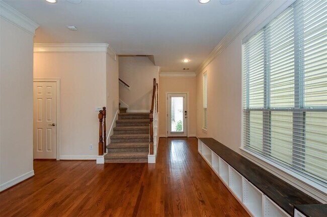 Building Photo - 815 Garden Rose Ln