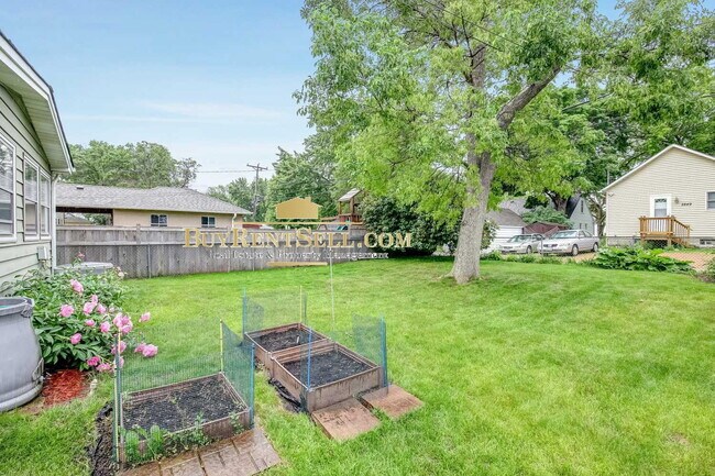 Building Photo - Charming 4-Bed Oasis with Gleaming Hardwood Floors – Your Dream Home Awaits in St. Louis Park!