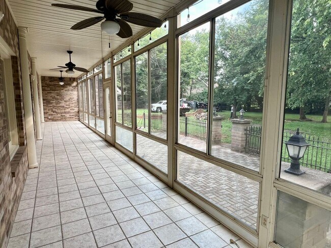 Building Photo - 1302 Honeywood Pl