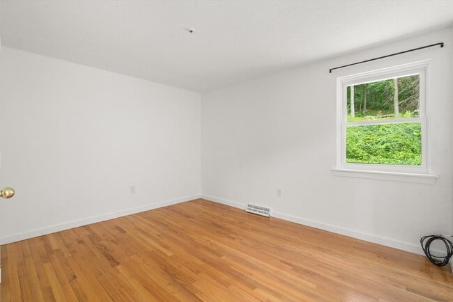 Building Photo - 24 Speen St