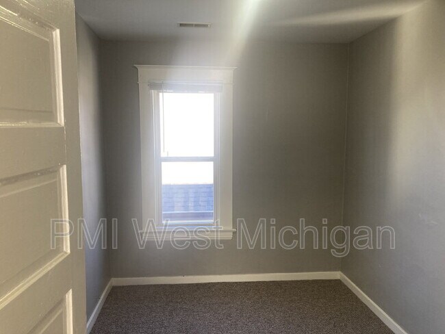 Building Photo - 1530 Quarry Ave NW