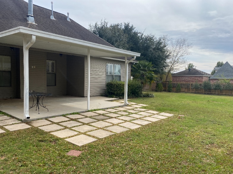 Building Photo - 424 Place St. Charles