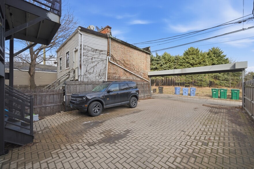 Building Photo - 2339 N Leavitt St